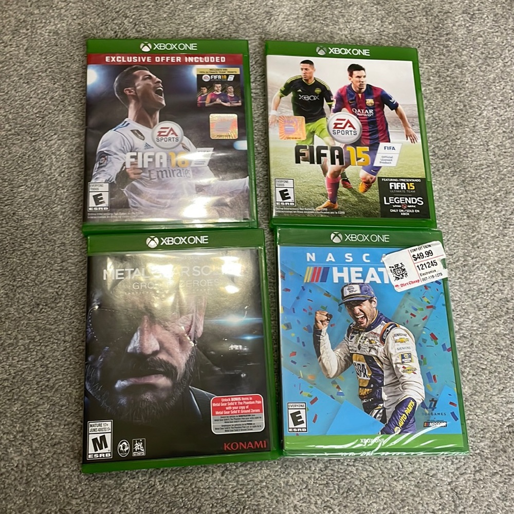 4 Xbox one games (fifa 15, fifa 18, Metal Gear Solid V , NASCAR Heat